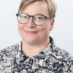 Kuvan henkilöllä on vaaleat lyhyet hiukset ja silmälasit.