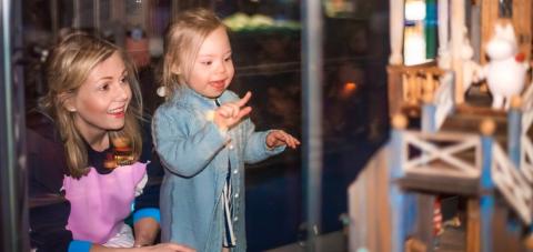 Äiti ja lapsi katsovat taideteosta Muumimuseossa.