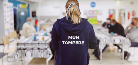 Asukkaita työpajassa Peltolammilla.