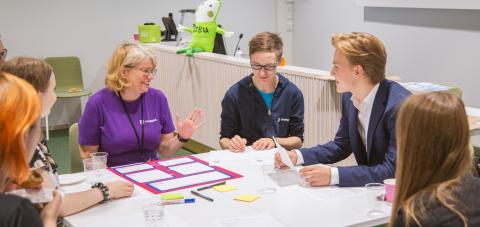 Ihmisiä ideoimassa osallistuvan budjetoinnin työpajassa Metso-kirjastossa.