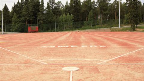 Pesäpallokenttä kotipesästä kuvattuna.