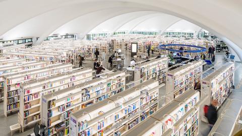 Pääkirjasto Metson kirjasali ylhäältä päin.