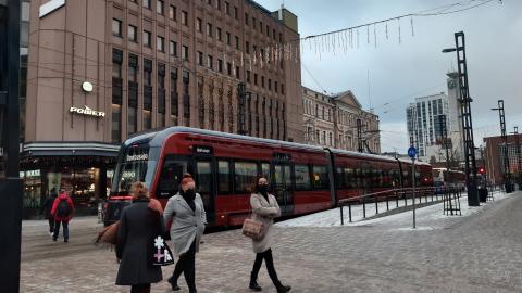 Kuva opetusajolla olevalla ratikasta, joka on pysähtynyt Stockmannin edessä olevalle pysäkillä talvella.
