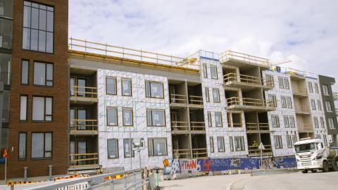 Kerrostalojen rakennustyömaa.