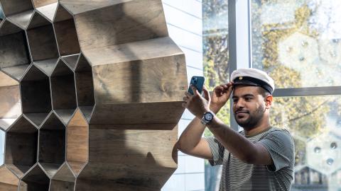 Aikuislukion opiskelija sovittaa ylioppilaslakkia.