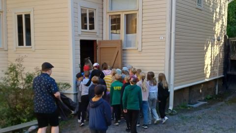 Oppilaita työläismuseokorttelissa