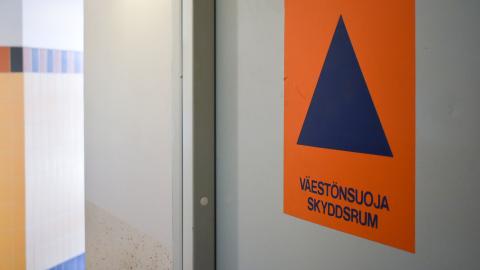 A door with the text "Civil defence shelter".