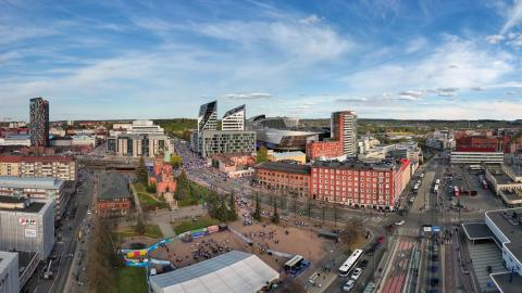 Ilmakuva Tampereen sorin aukiosta, jossa näkyy liikennettä ja taustalla Nokia arenan pilvenpiirtäjät.