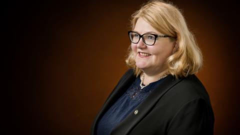 Kuvassa Tampereen kaupungin työllisyysjohtaja Regina Saari. Hän hymyilee kameralle.