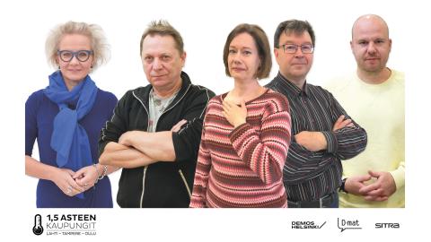 Viisi henkilöäö seisoo ja katsoo kameraa.