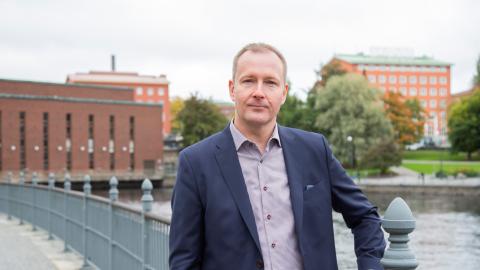 Henkilö seisoo ja nojaa sillankaiteeseen. Lauri Savisaari.