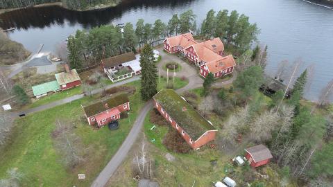 Ilmasta käsin otettu kuva Maisansalossa sijaitsevan maatilan rakennuksista, jotka ovat niemen kärjessä Näsijärven rannalla.