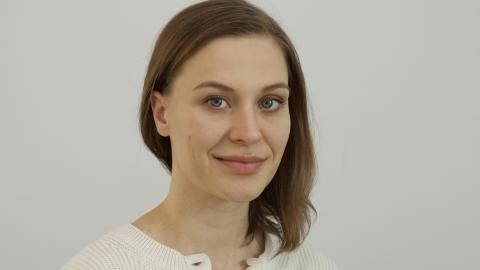 Henkilö katsoo kameraan. Mari Korhonen.