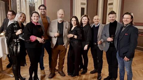 Hamsterit elokuvan tuotantoryhmä seisoo rivissä pormestarin ja kilpailukykyjohtajan kanssa Raatihuoneella.