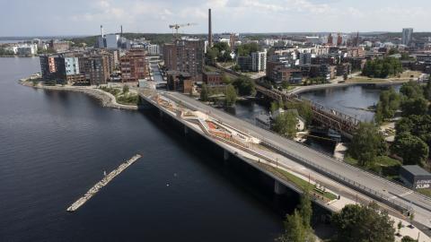 Näsin puistosilta ilmasta nähtynä, sillan vasemmalla puolella Näsijärvi ja oikealla puolella Tammerkosken yläjuoksua, taustalla Ranta-Tampellan kerrostaloja.