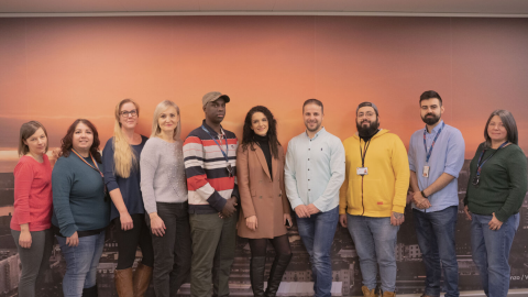 Mainion monimuotoinen henkilökunta. Kymmenen henkilöä rinnakkain.n