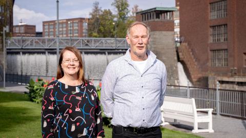 Kuvassa seisoo auringonpaisteessa Paula Yrjänheikki vierellään Harri Katajisto. Taustalla näkyy Tammerkosken silta.