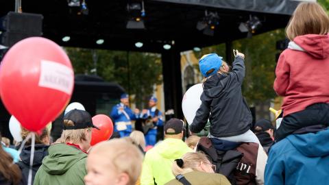 Ihmisiä Keskustorilla Tampereen päivänä.