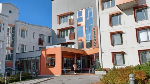 Kuuselakeskuksen pääsisäänkäynti ulkoa kuvattuna. 