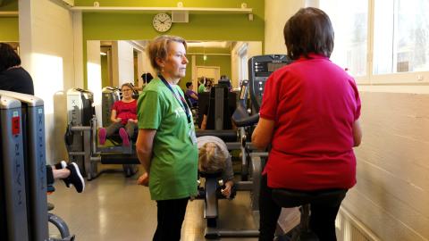 Naiset kuntoilevat Luotsien kuntosalivuorolla.