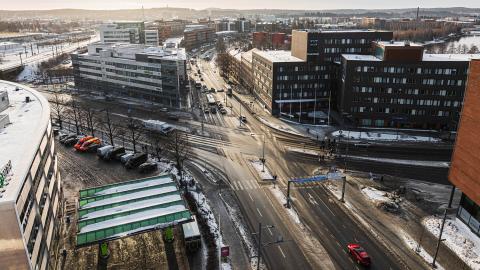Hatanpään valtatien ja Tampereen valtatien risteys, näkymä etelään, autoja