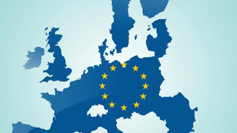 Turkoosilla taustalla sininen Euroopan kartta, jonka keskellä EU:n keltaiset tähdet.