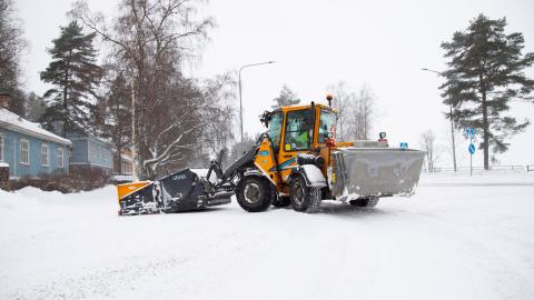 Auraustraktori Pispalan valtatiellä.