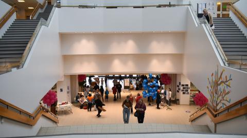 In Sampola's lobby, people are walking around, and there are balloons along the corridors.