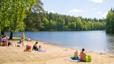 Kesän viettäjiä Suolijärven uimarannalla.