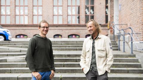 Matti Pokkinen ja Petri Leppänen poseeraavat rappusten edessä