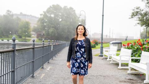 Maria Nikkilä kävelemässä Tammerkosken rannassa kohti valokuvaajaa.