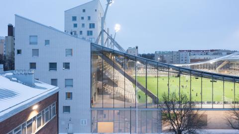 Tammelan stadionin kaarimainen arkkitehtuuri tulee esiin kentä päädyissä.