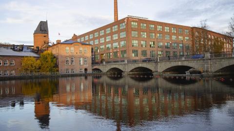 Tyyni Tammerkoski ja taustalla näkyy Finlaysonin entisen tehtaan punatiilisiä rakennuksia.