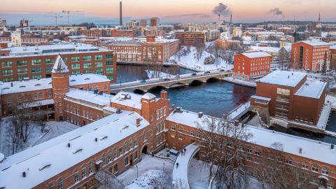 Frenckell etualalla talvella, taaempana koskimaisemaa.