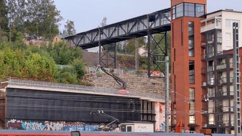 The lift tower of the Santalahti pedestrian bridge.