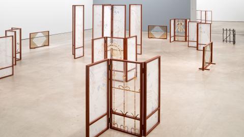 Vaaleassa tilassa on useita puureunaisia sermejä, joissa on itämaisia kuvioita. 