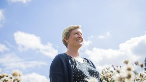 Nainen kukkien keskellä