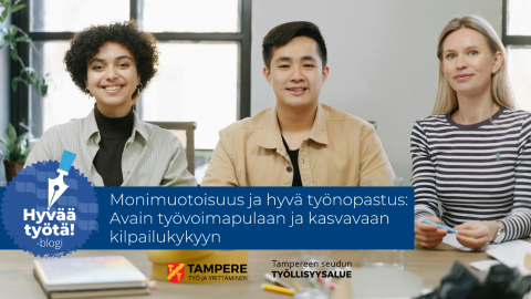 Kolmen monimuotoisen henkilön joukko istuu vierekkäin toimistotilassa pöydän ääressä. Kaikki katsovat kameraan ja hymyilevät. Kuvassa myös tekstiä: Hyvää työtä-blogi sekä Monimuotoisuus ja hyvä työnopastus: Avain työvoimapulaan ja kasvavaan kilpailukykyyn.