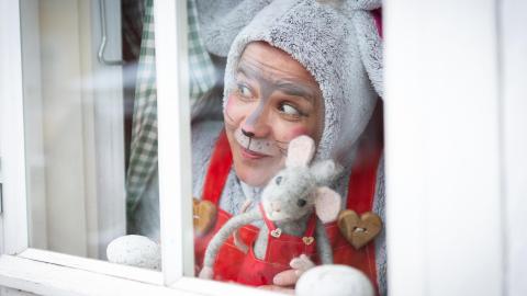 Hiiri Hätä Houtu is looking out of window..