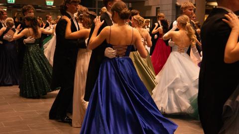 tanssivia lukiolaisia juhla-asuissa