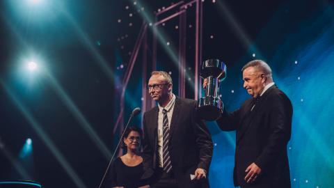 Palkintoja noutamassa lavalla Jukka Etu-Seppälä sekä Ilpo Rantanen 