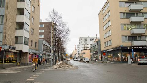 Pyöräilijä ja jalankulkijoita Puutarhakadulla tammikuussa.