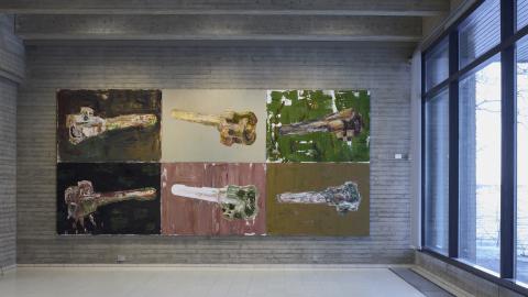 Kuudesta samankokoisesta ja samaa aihetta eli rynnäkkökiväärin lukkoa kuvaavasta öljymaalauksesta koostuva sarja, jonka osat on ripustettu betoniseinälle vieri viereen, kaksi allekkain, kolme rinnakkain. Kaksi vasemmanpuolesta on maalattu tummalle taustalle, keskimmäiset vaalean harmaalle ja harmaan punertavalla taustalle, oikeanpuoleiset vihreälle ja ruskealle taustalle. Lukkojen maalaustapa vaihtelee: osa kuvattu miltei realistisesti, osa suurella siveltimellä miltei ei-esittävästi.