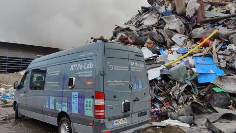 Tampereen yliopiston mobiililaboratorio palopaikalla.