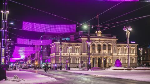 Tampere Old City Hall in the evening. Hämeenkatu’s light curtains illuminated in purple.