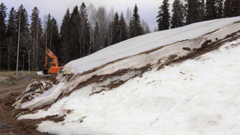 Säilölumikasa, joka osittain sulanut 