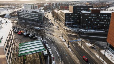 Iso tienristeys, loskaa, autoja.