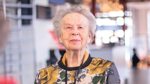 Ikäihminen hymyilee.