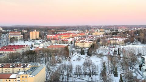 Talvinen näkymä Torni-hotellista kohti Kalevaa. Etualalla näkyy jäässä oleva Sorsalampi. 