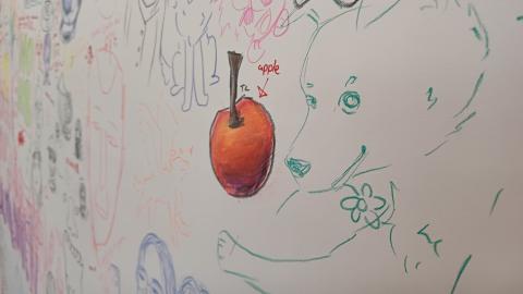 Osa graffitiseinästä, kuvassa näkyy eläinhahmoja ja punainen omena.